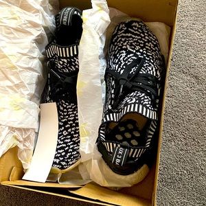 NMD_R1 PRIMEKNIT ‘ZEBRA’
